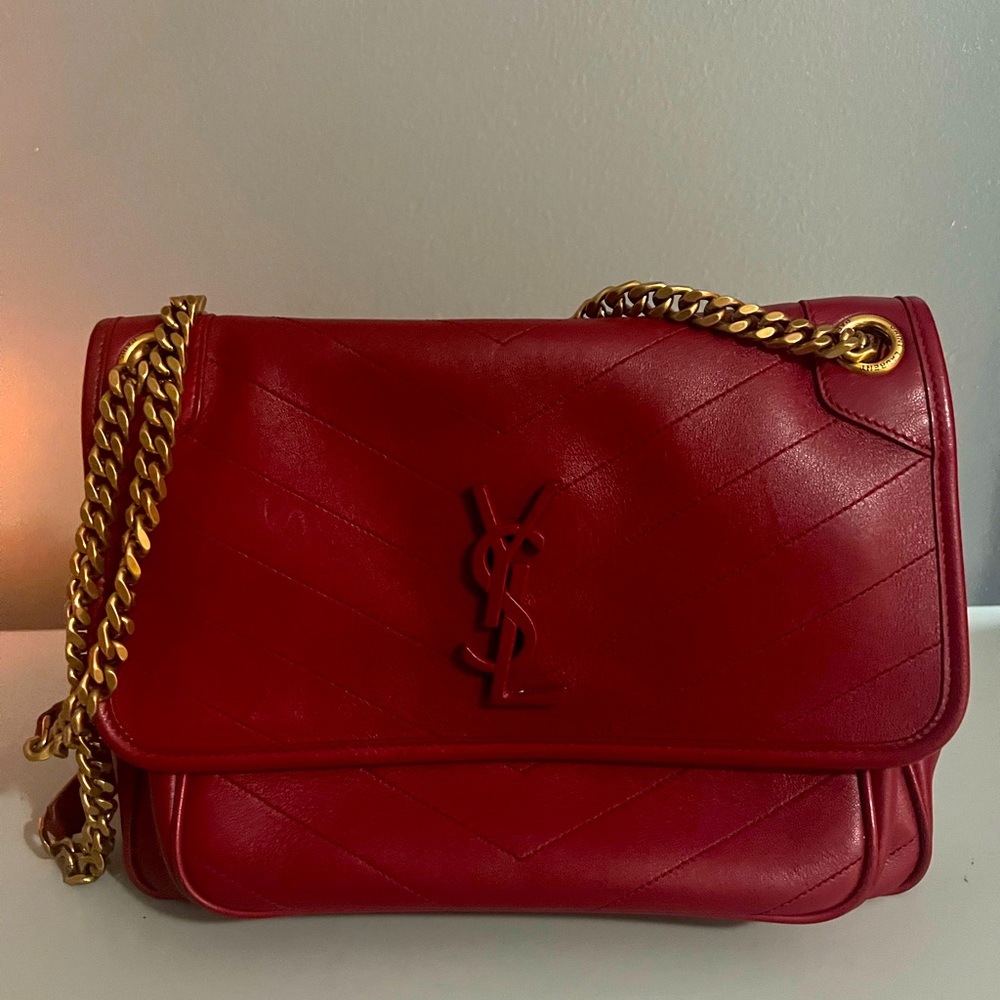 RED SAINT LAURENT NIKI BABY CHAIN BAG IN SMOOTH LEATHER RED WITH GOLD HARDWARE.